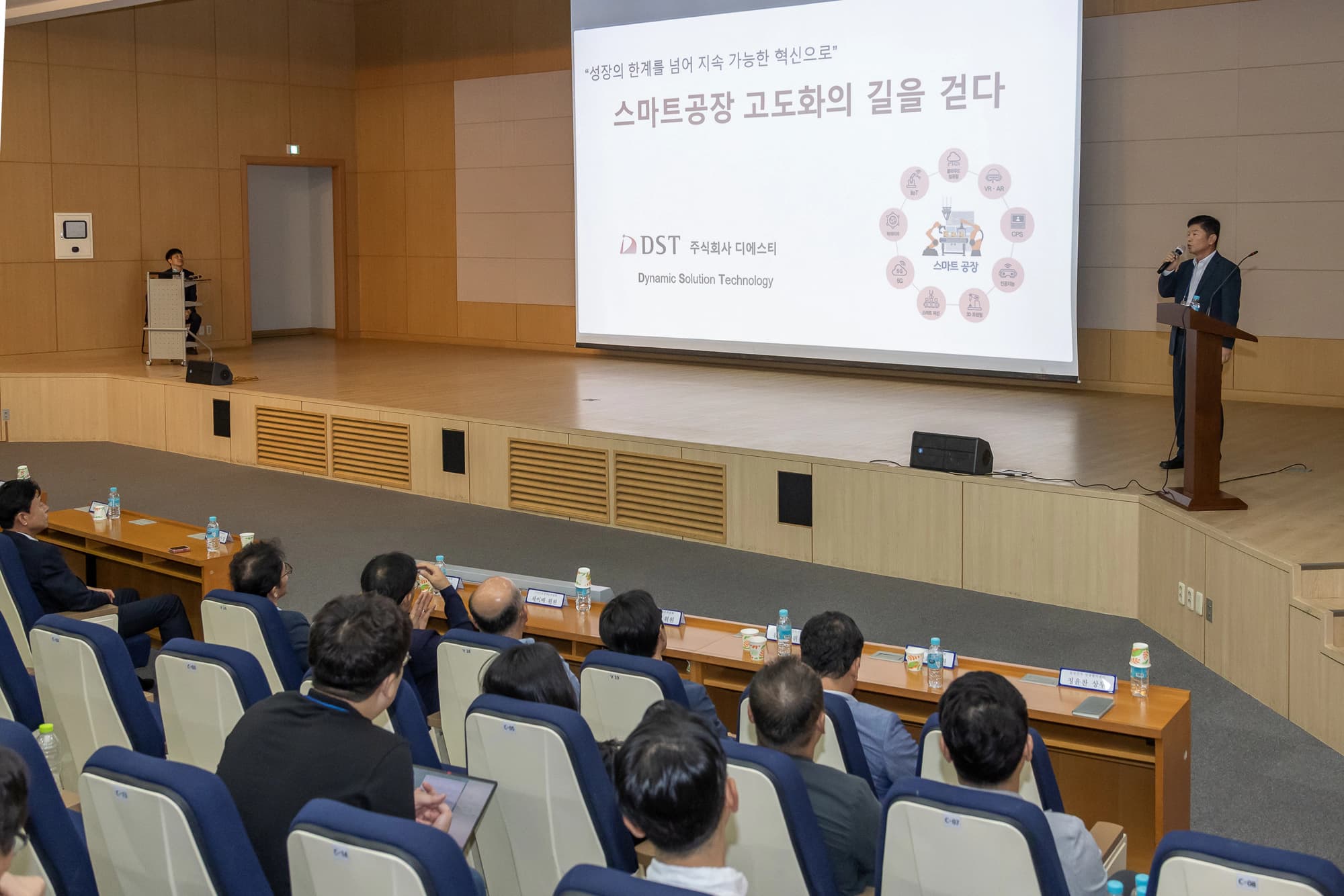 우수 스마트공장 구축기업 
 디에스티 김대식 대표 사례 발표